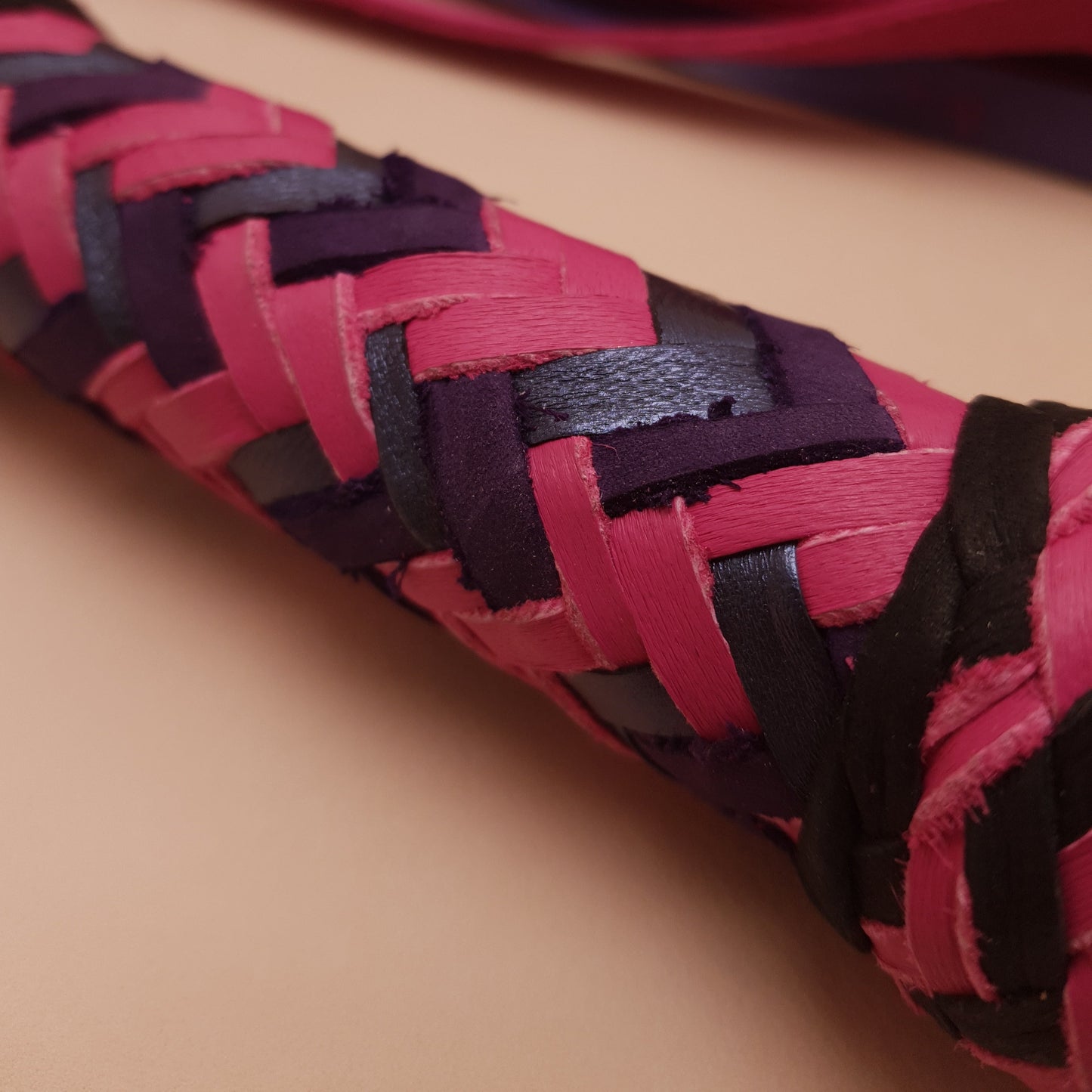 Martinet cuir & knot - 76 cm - rose, violet & noir
