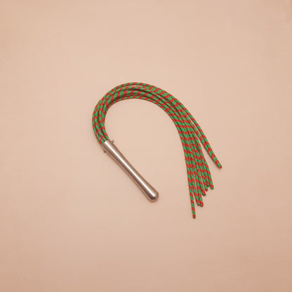 Martinet cat o nine cuir & inox - 67 cm - vert & rouge