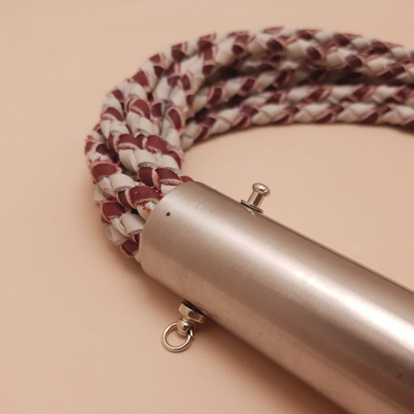 Martinet cat o nine cuir & inox - 74 cm - bordeaux & blanc
