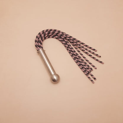 Martinet cat o nine cuir & inox - 64 cm - noir & rose