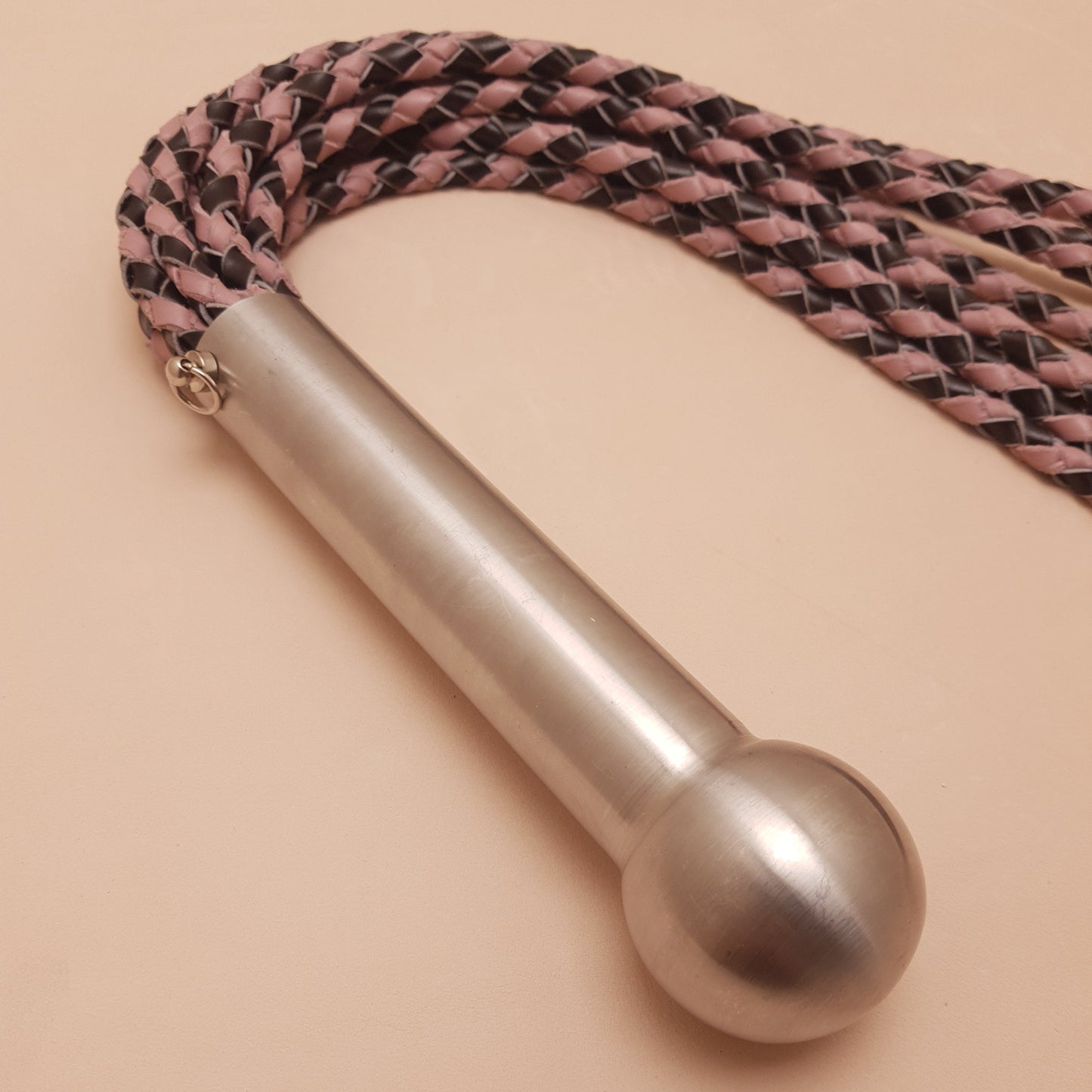Martinet cat o nine cuir & inox - 64 cm - noir & rose
