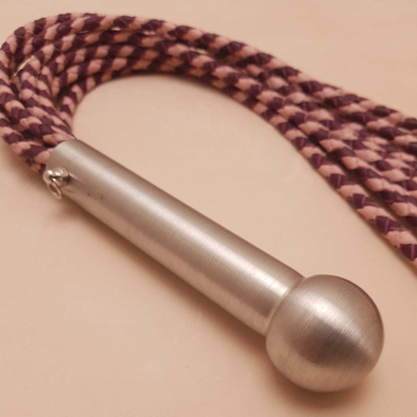 Martinet cat o nine cuir & inox - 64 cm - rose & violet