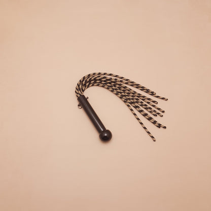 Martinet cat-o-nine cuir & acier - 50 cm - noir & beige