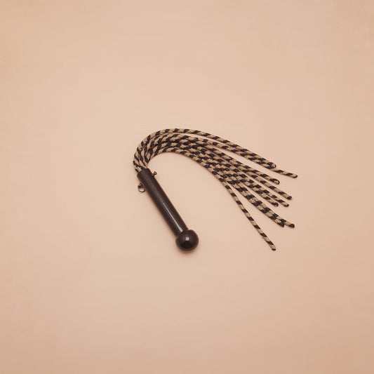 Martinet cat-o-nine cuir & acier - 50 cm - noir & beige