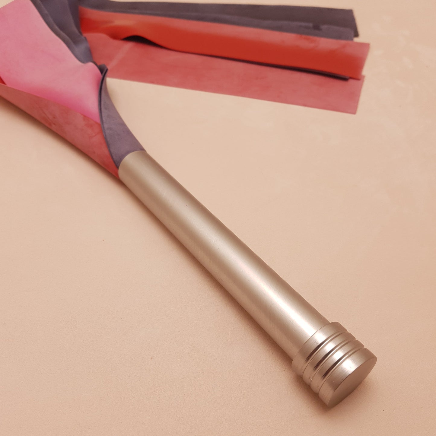 Martinet latex & acier - 66 cm - violet, rose & gris
