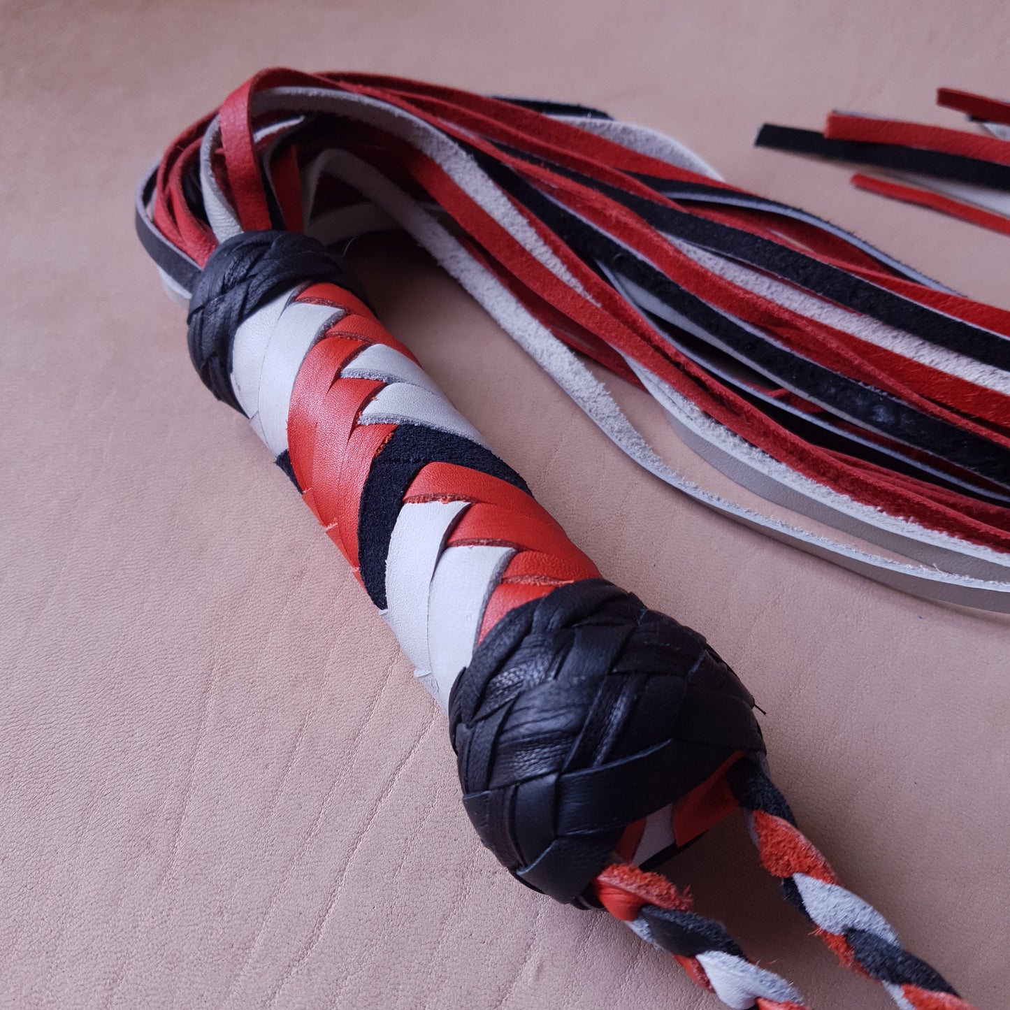 Martinet cuir & knot - 51 cm - noir, blanc & orange