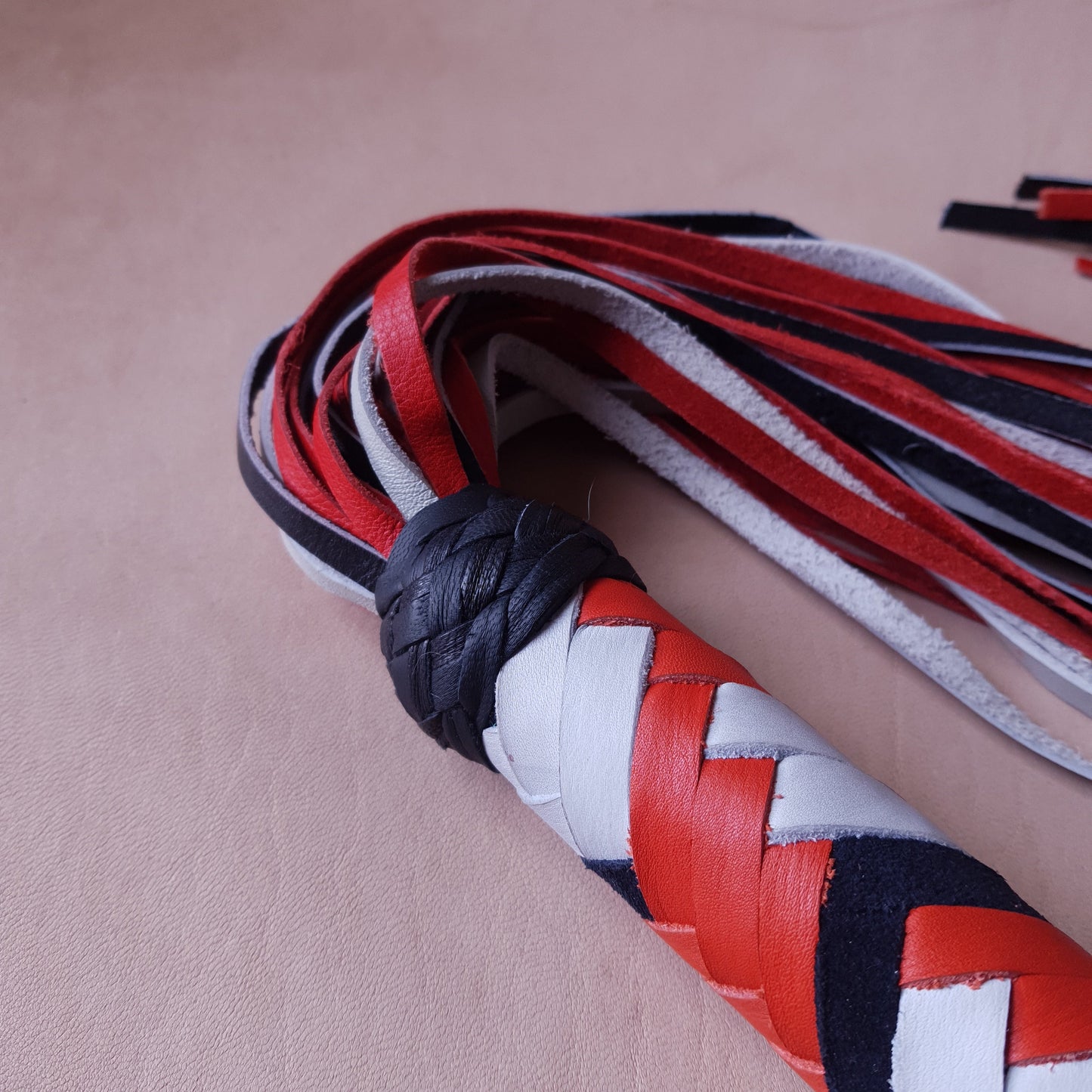 Martinet cuir & knot - 51 cm - noir, blanc & orange