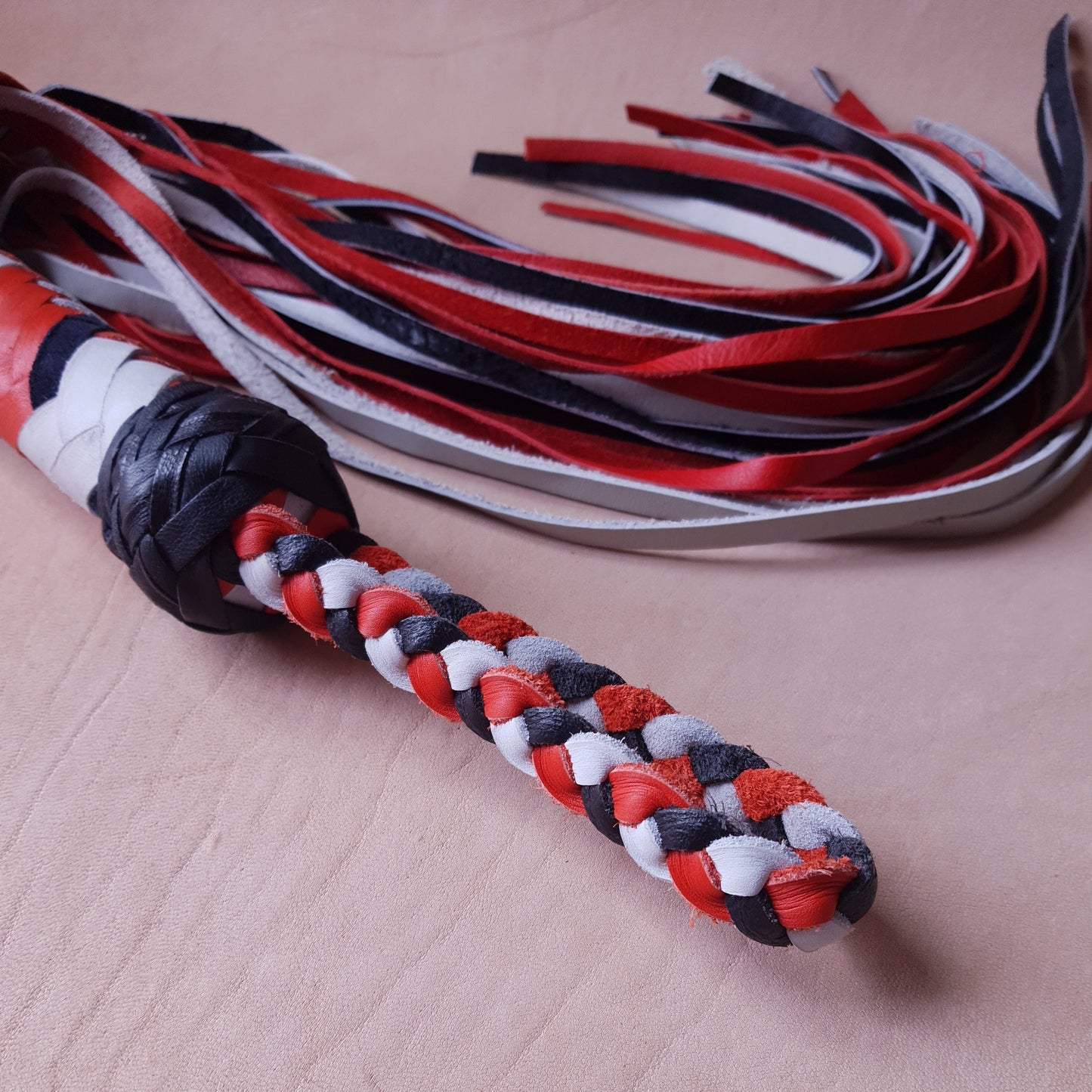 Martinet cuir & knot - 51 cm - noir, blanc & orange