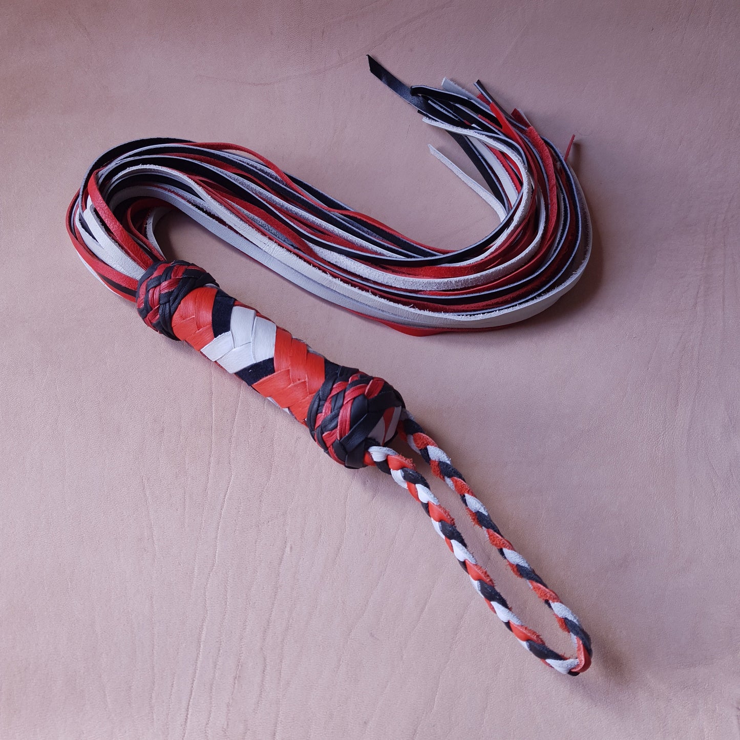 Martinet cuir & knot - 52 cm - noir, blanc & orange