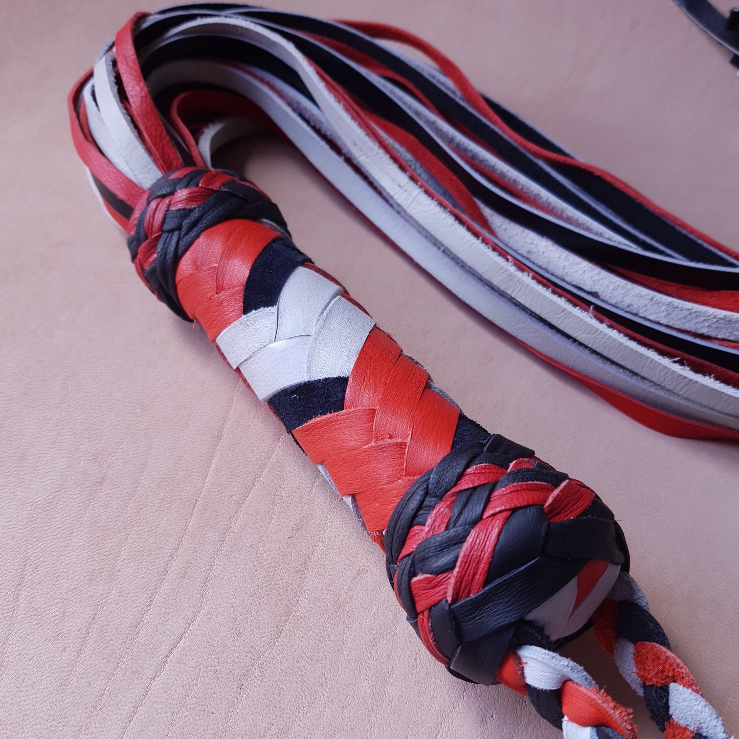 Martinet cuir & knot - 52 cm - noir, blanc & orange