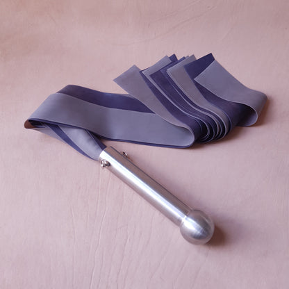 Martinet latex & inox - 54 cm - violet & gris