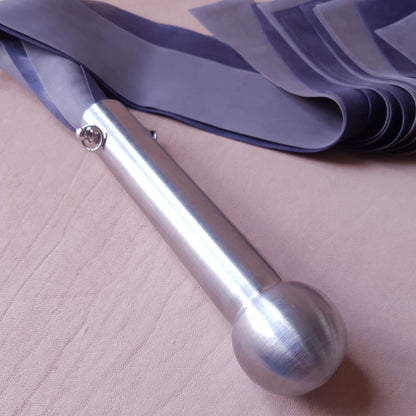 Martinet latex & inox - 54 cm - violet & gris