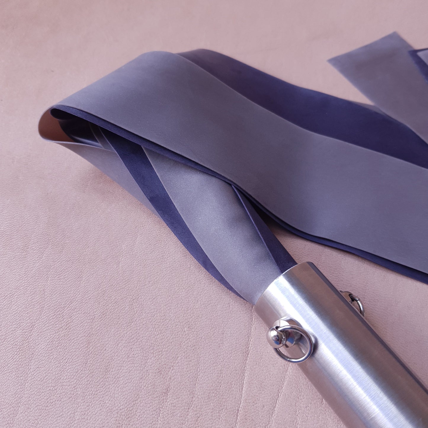 Martinet latex & inox - 54 cm - violet & gris
