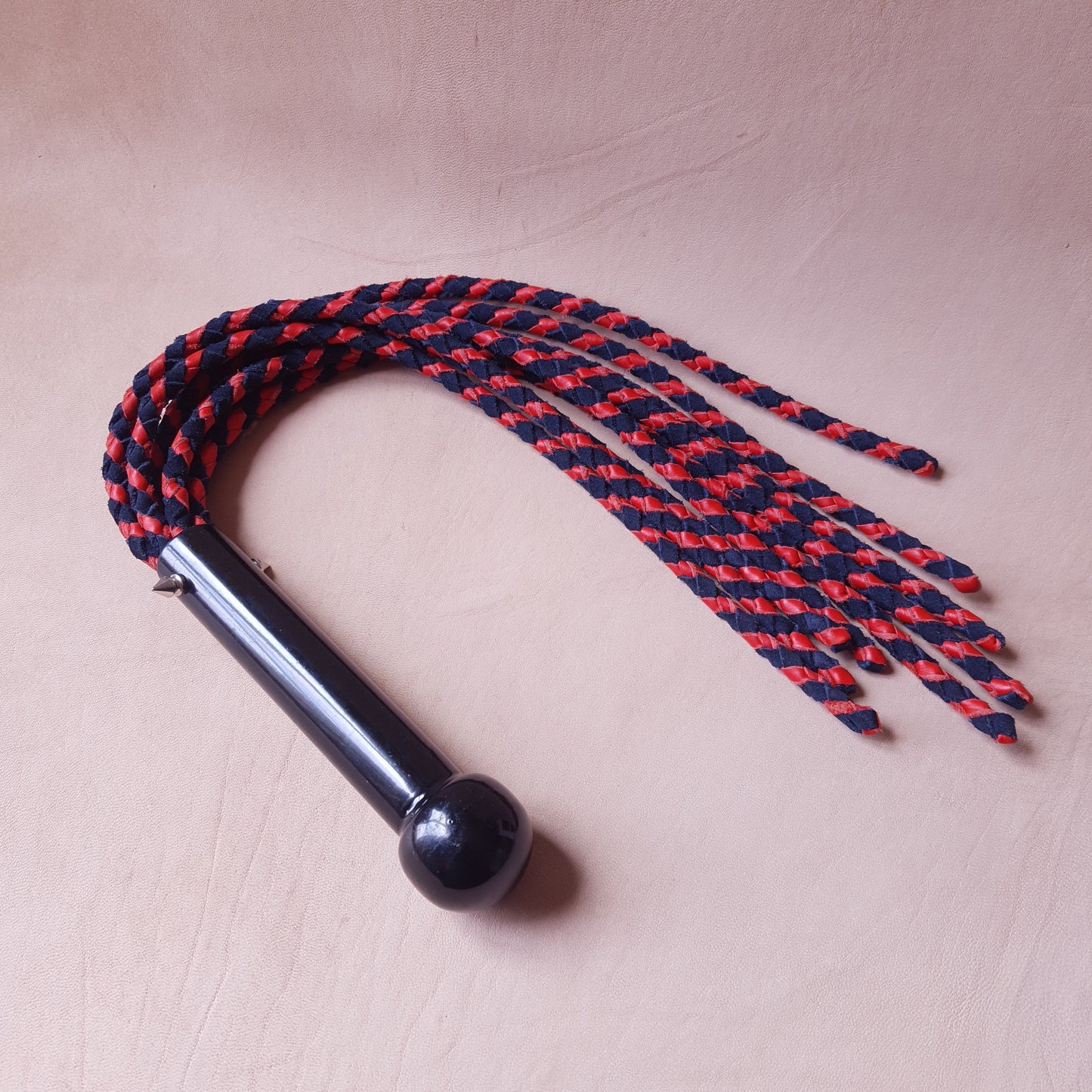 Martinet cat-o-nine cuir & acier - 42 cm - rouge & noir