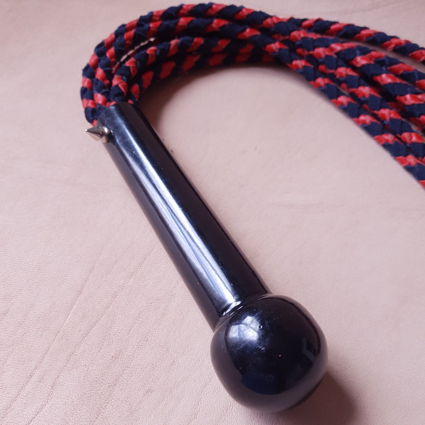 Martinet cat-o-nine cuir & acier - 42 cm - rouge & noir