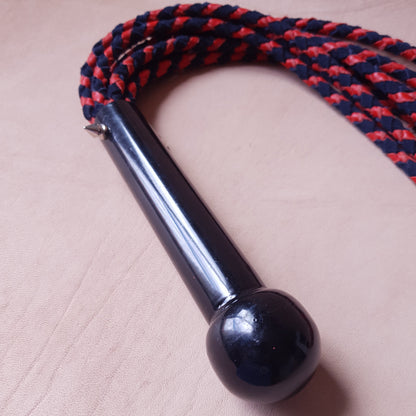 Martinet cat-o-nine cuir & acier - 42 cm - rouge & noir