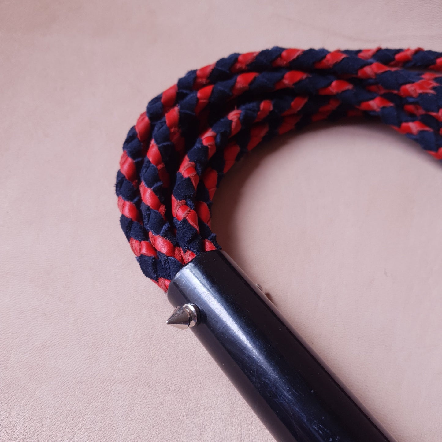 Martinet cat-o-nine cuir & acier - 42 cm - rouge & noir