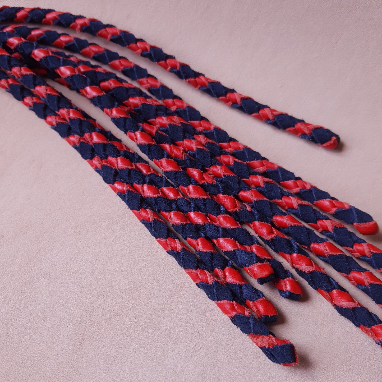 Martinet cat-o-nine cuir & acier - 42 cm - rouge & noir