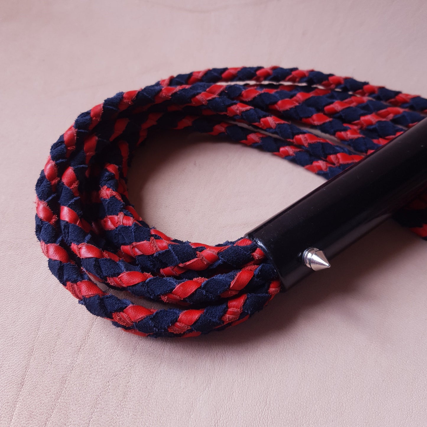 Martinet cat-o-nine cuir & acier - 42 cm - rouge & noir