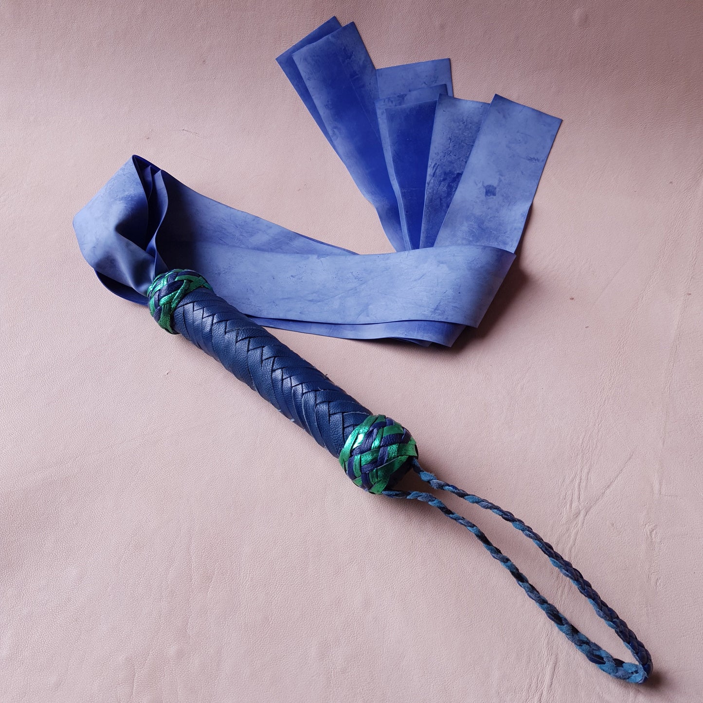 Martinet latex & cuir - 55 cm - bleu & vert