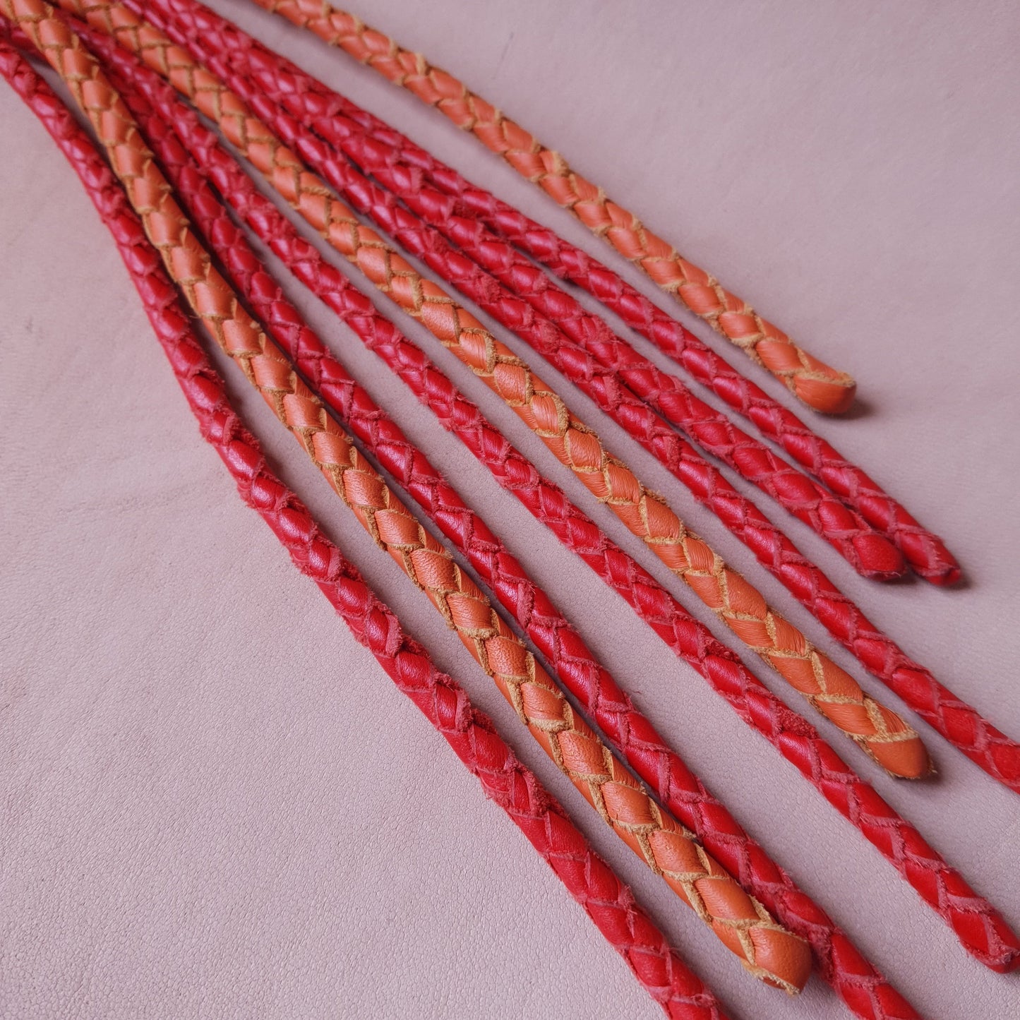 Martinet cat-o-nine cuir tressé - 41 cm - orange & rouge