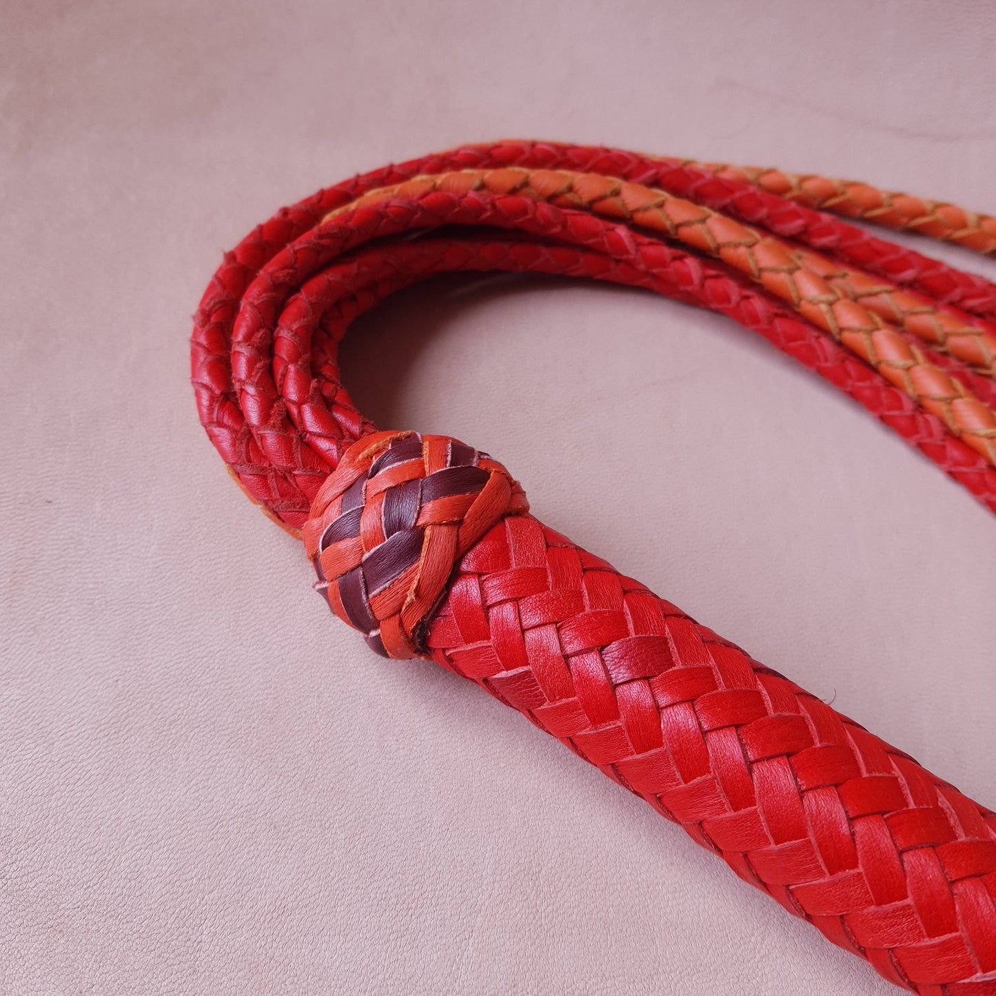 Martinet cat-o-nine cuir tressé - 41 cm - orange & rouge