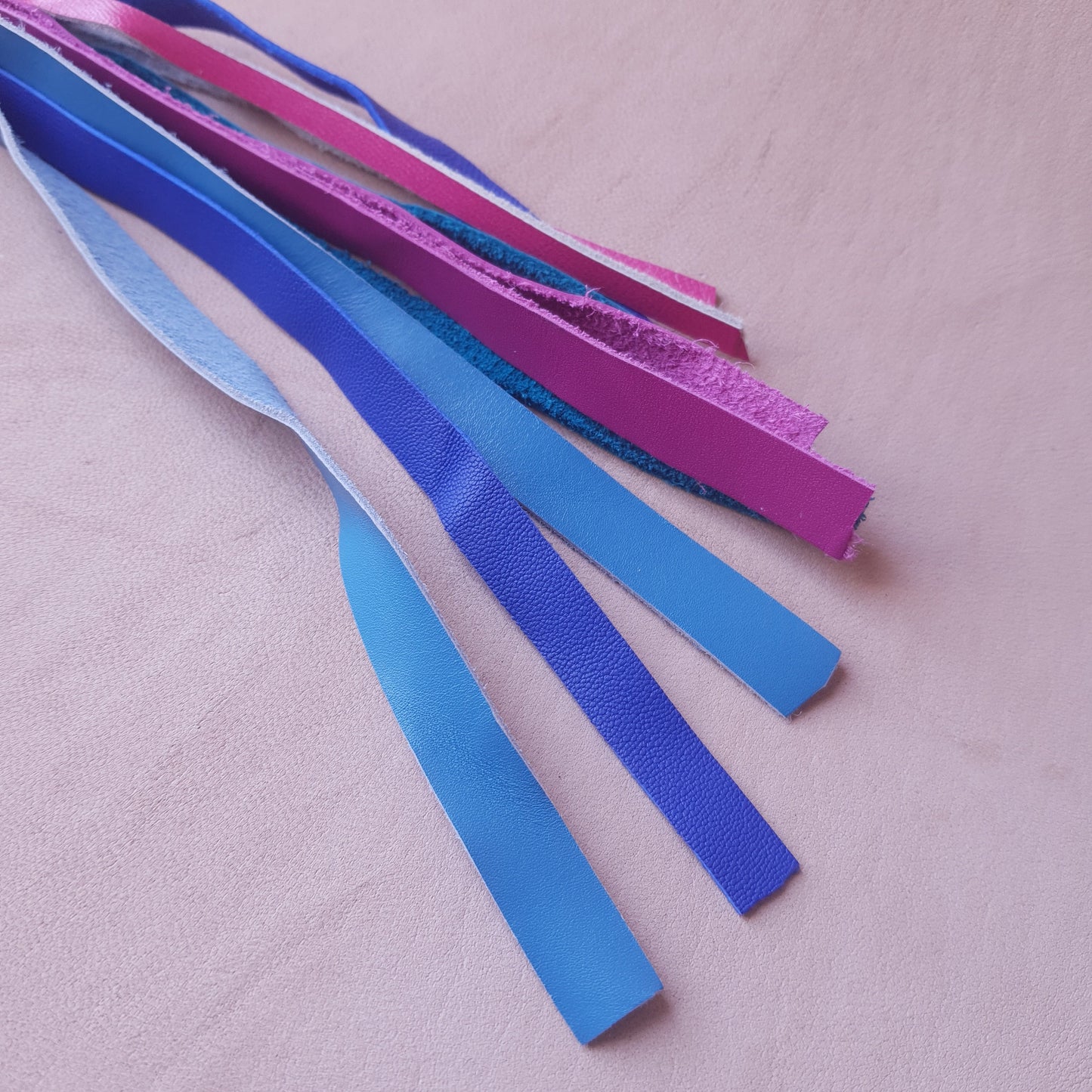 Martinet cuir - 35 cm - bleu, or & rose