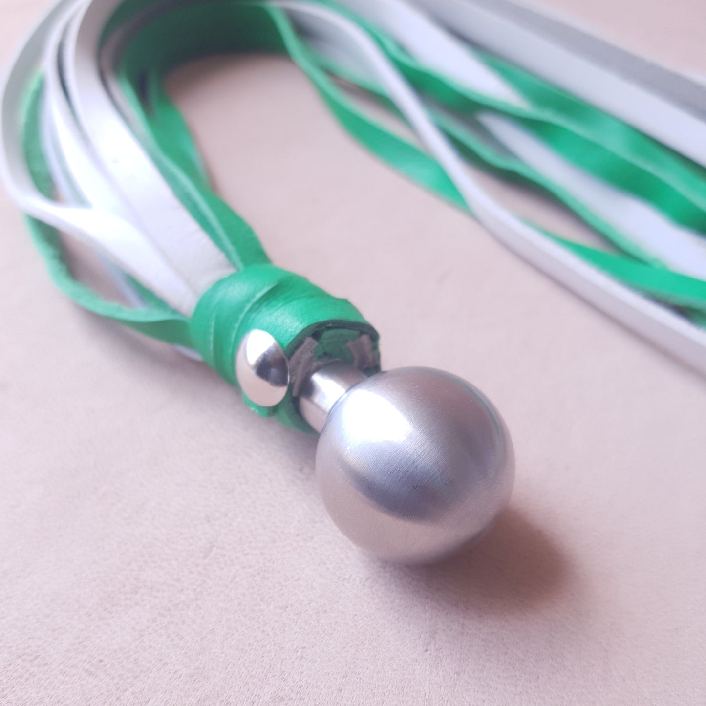 Martinet cuir & inox - 38 cm - vert & blanc