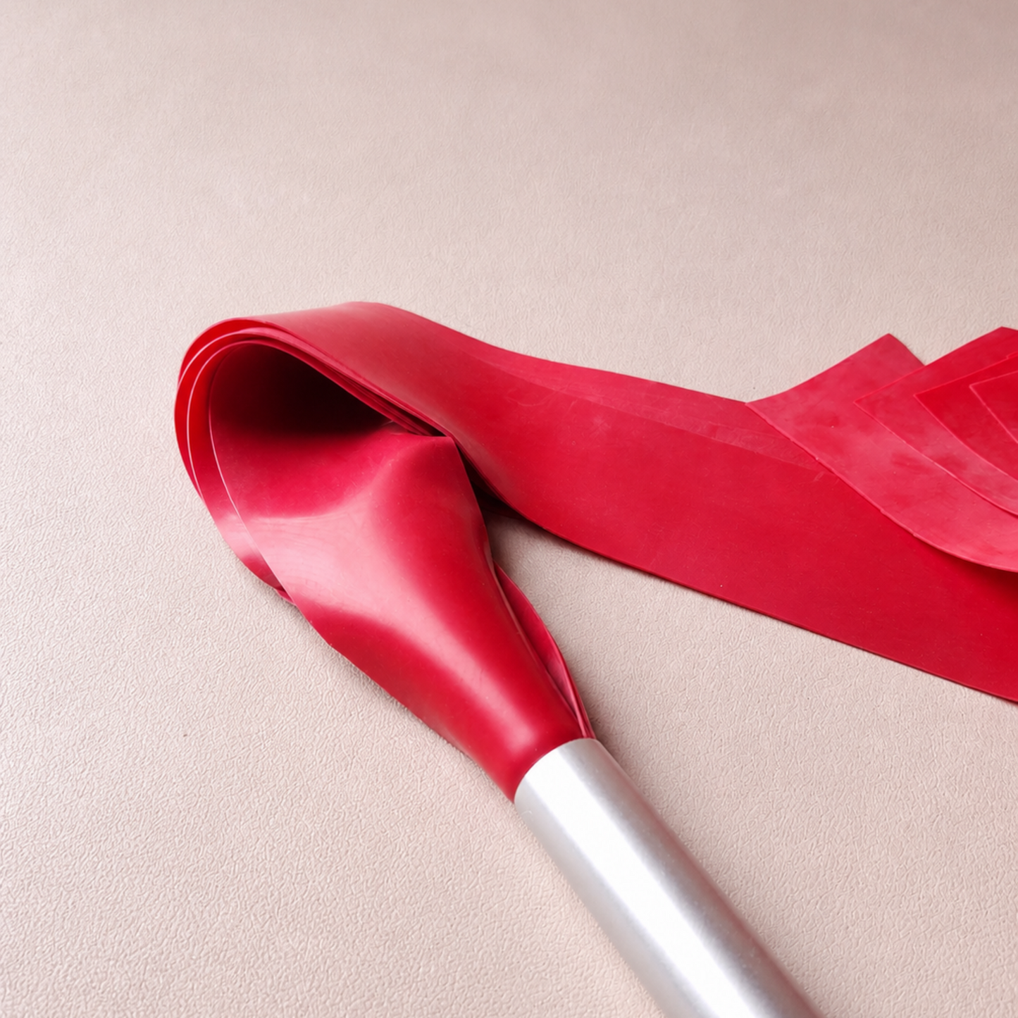 Martinet latex & métal - 51 cm - rouge