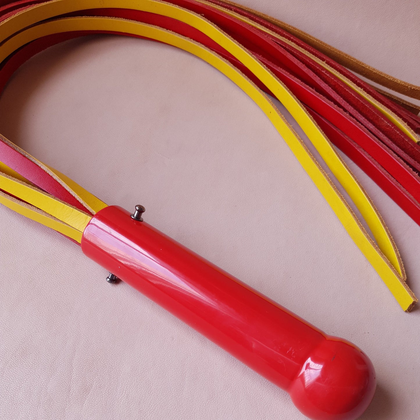 Martinet cuir & acier - 62 cm - jaune & rouge