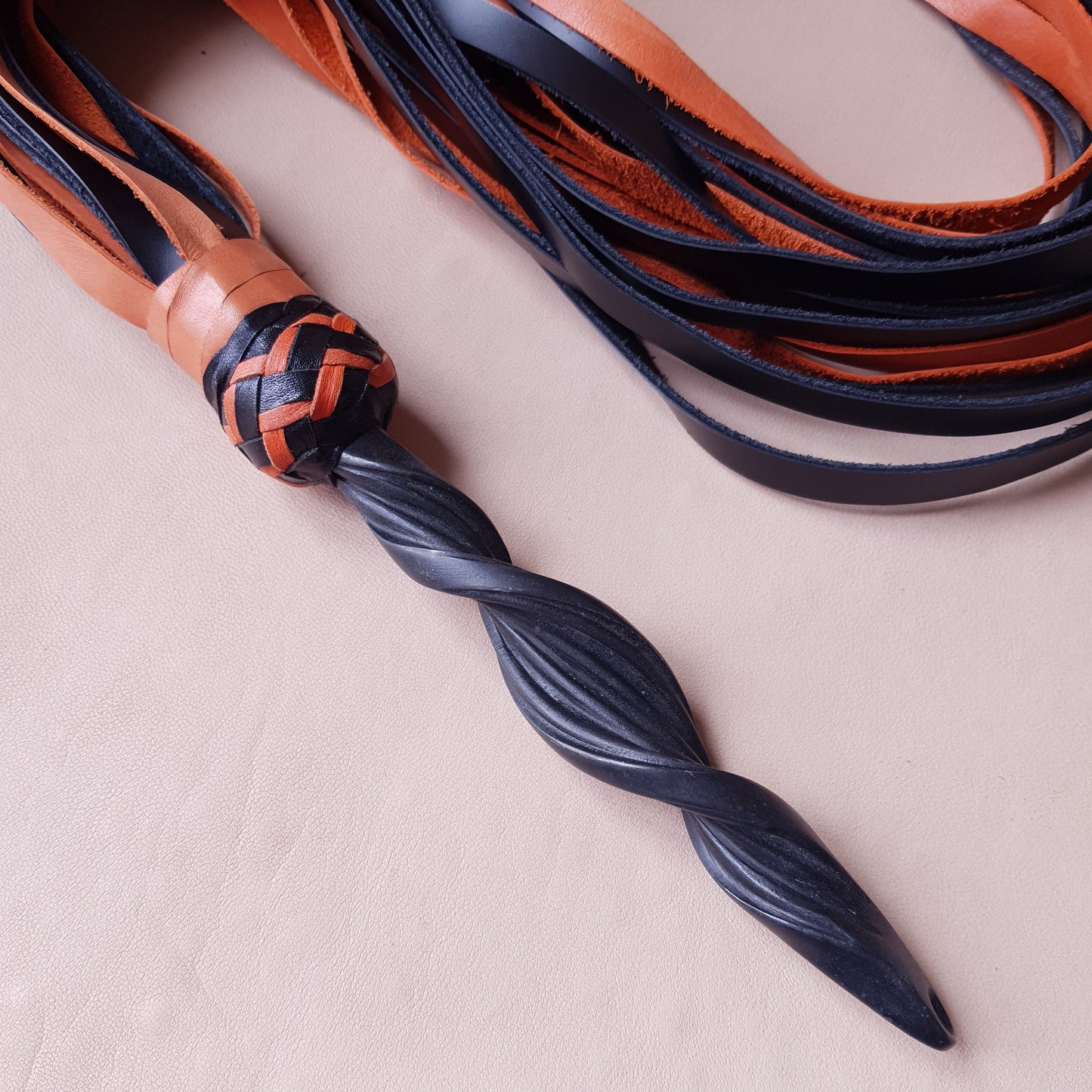 Martinet cuir & acier - 63 cm - orange & noir