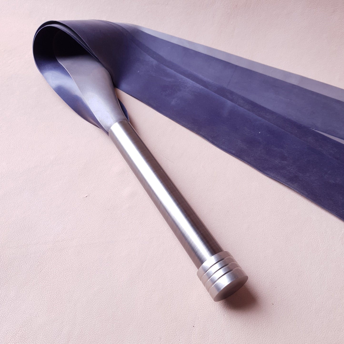 Martinet latex & métal - 50 cm - violet & gris