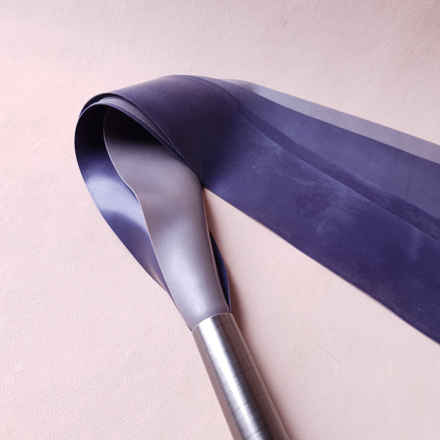 Martinet latex & métal - 50 cm - violet & gris