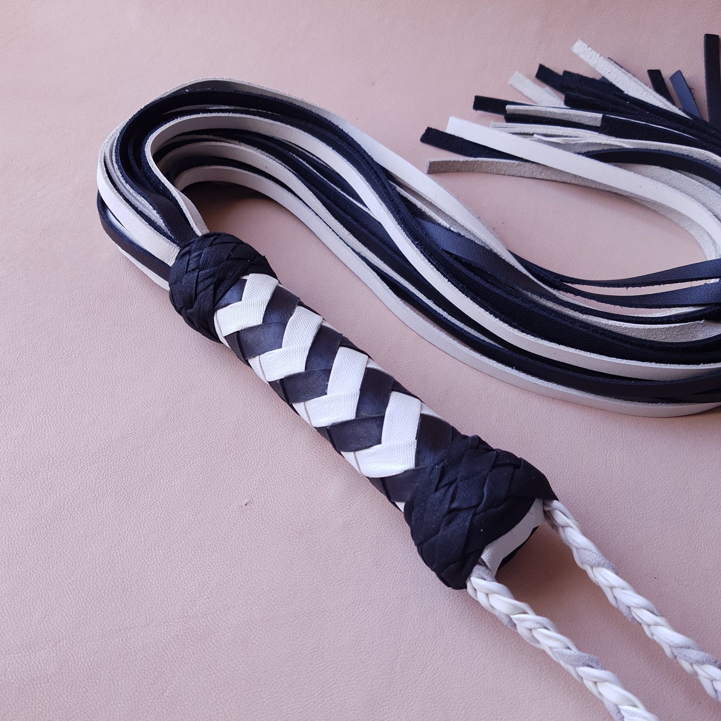 Martinet cuir & knot - 71 cm - noir & blanc