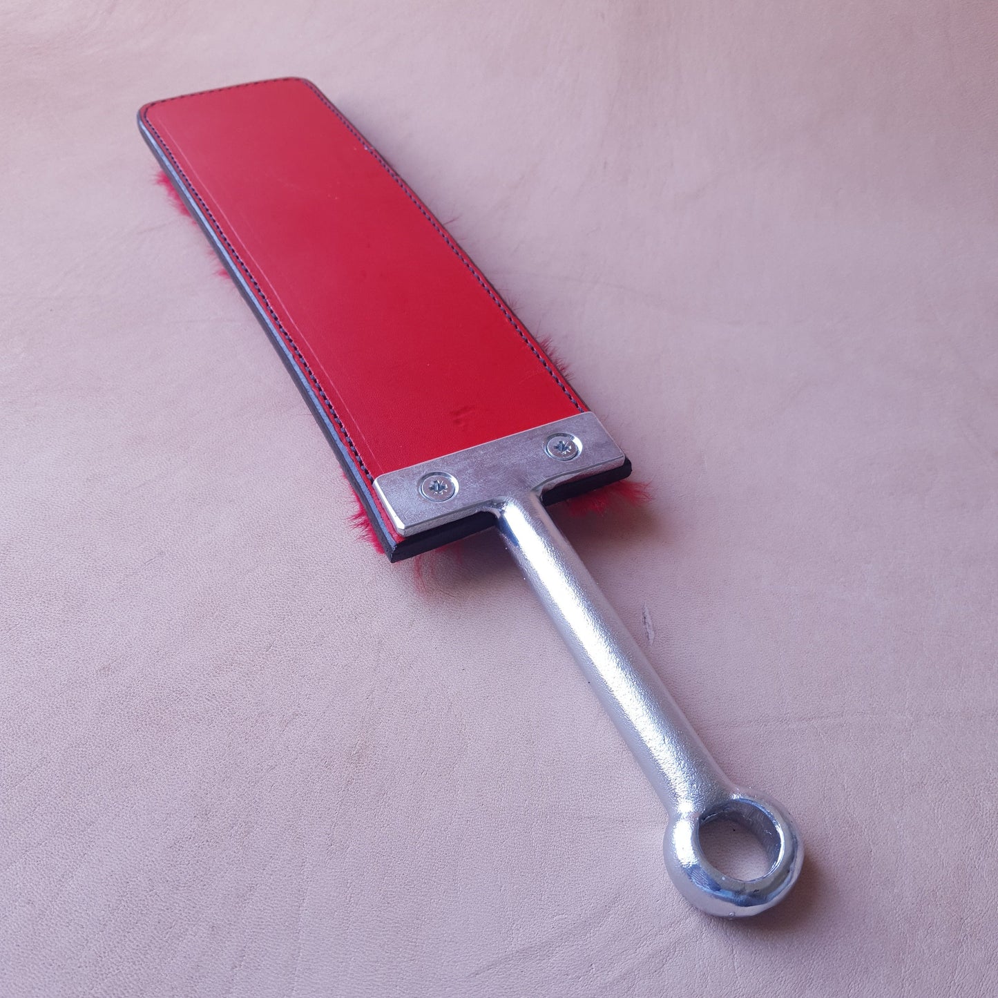 Paddle cuir & fourrure - 38 cm - rouge